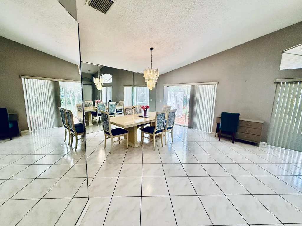 10921 Royal Caribbean Circle Boynton Beach FL 33437