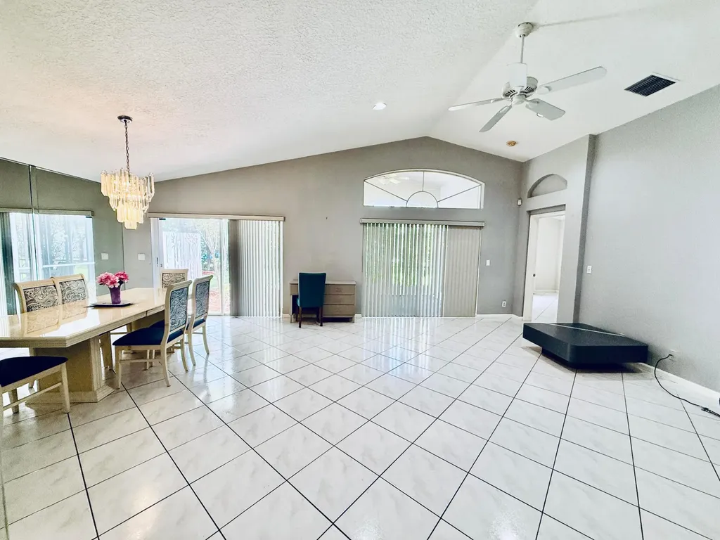 10921 Royal Caribbean Circle Boynton Beach FL 33437