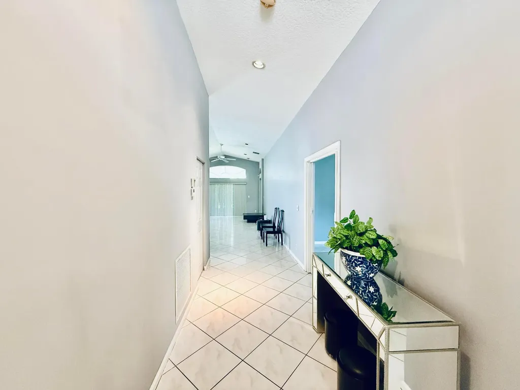 10921 Royal Caribbean Circle Boynton Beach FL 33437