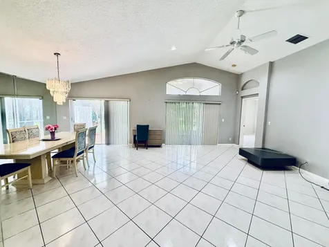 10921 Royal Caribbean Circle Boynton Beach FL 33437