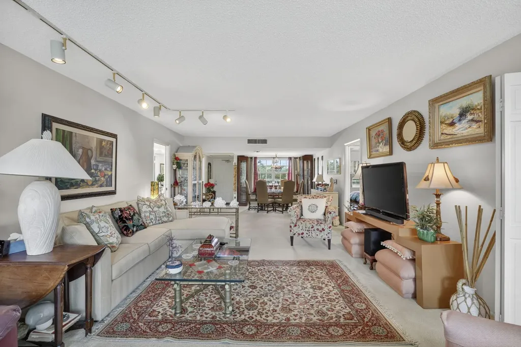 3900 Oaks Clubhouse Drive Pompano Beach FL 33069