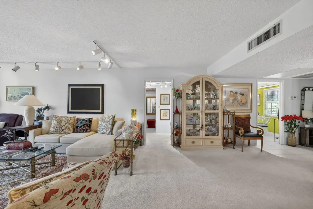 3900 Oaks Clubhouse Drive Pompano Beach FL 33069