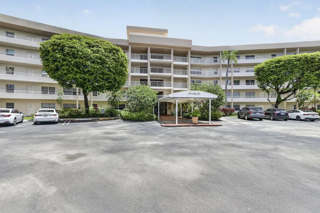 3900 Oaks Clubhouse Drive Pompano Beach FL 33069