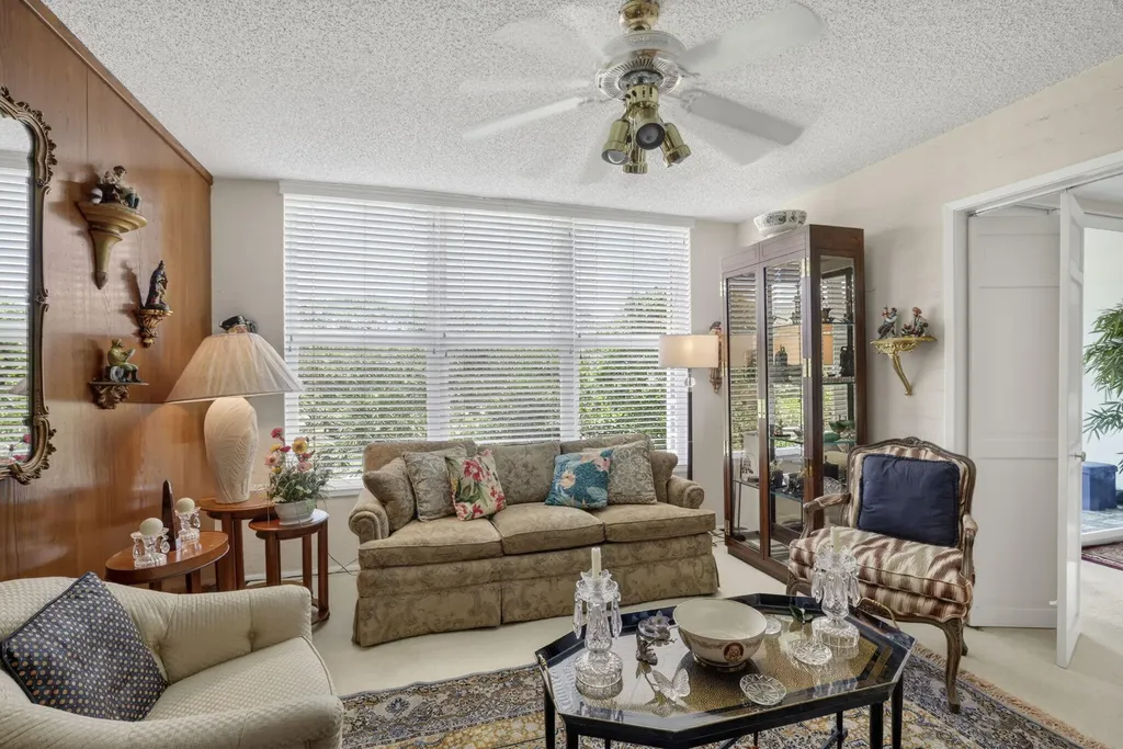 3900 Oaks Clubhouse Drive Pompano Beach FL 33069