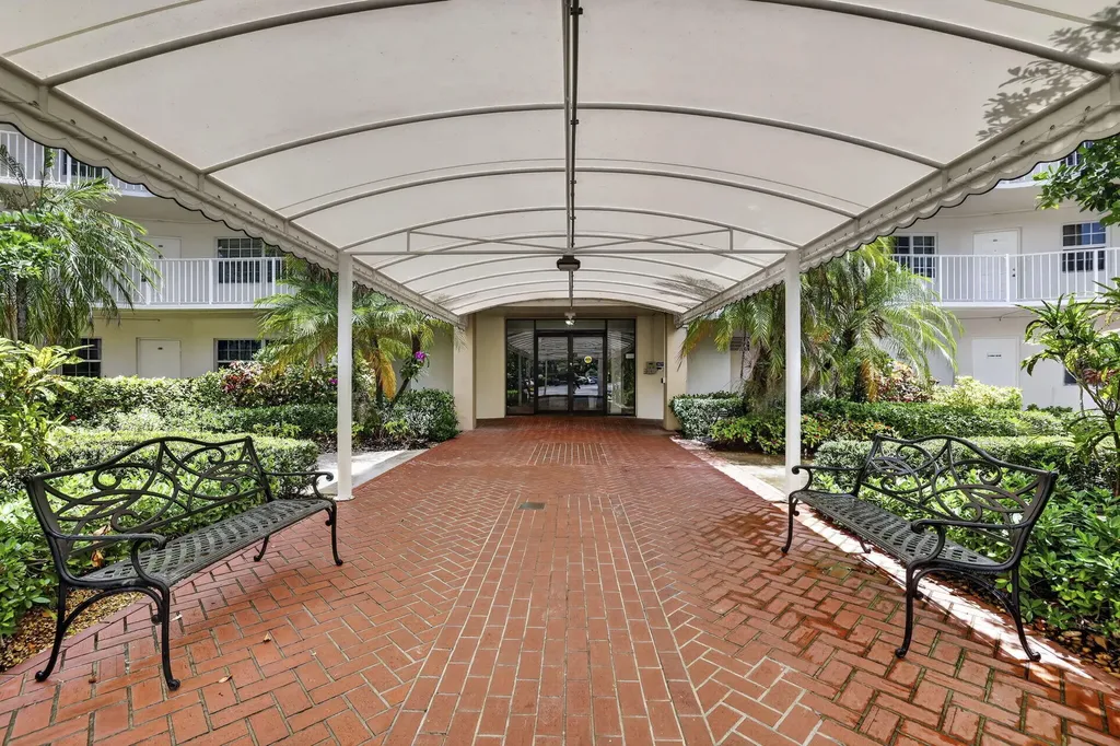 3900 Oaks Clubhouse Drive Pompano Beach FL 33069