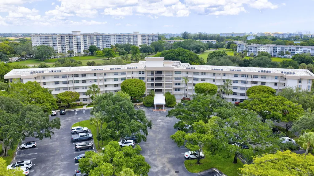 3900 Oaks Clubhouse Drive Pompano Beach FL 33069