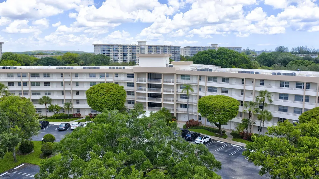 3900 Oaks Clubhouse Drive Pompano Beach FL 33069