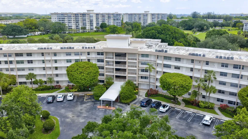 3900 Oaks Clubhouse Drive Pompano Beach FL 33069