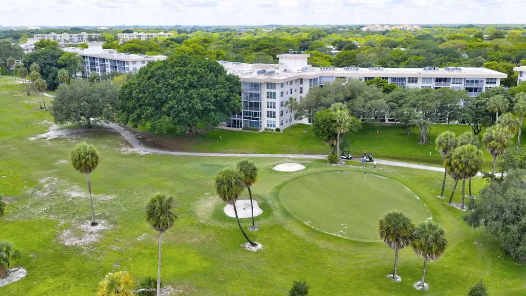 3900 Oaks Clubhouse Drive Pompano Beach FL 33069