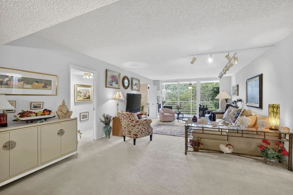 3900 Oaks Clubhouse Drive Pompano Beach FL 33069