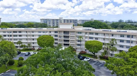 3900 Oaks Clubhouse Drive Pompano Beach FL 33069
