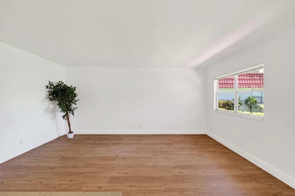 221 Waterford Delray Beach FL 33446