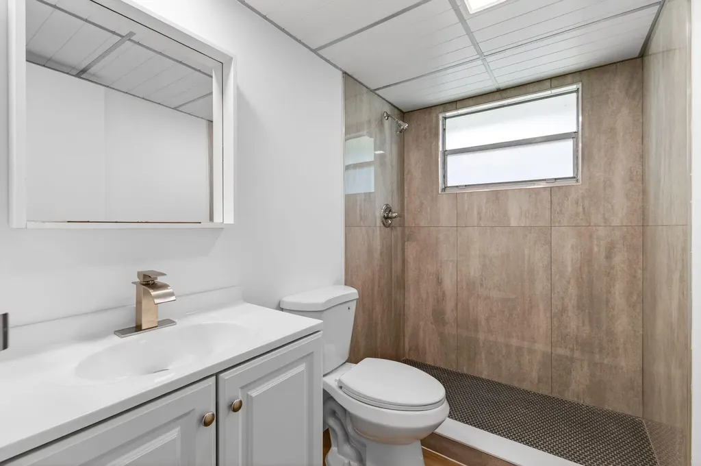 221 Waterford Delray Beach FL 33446