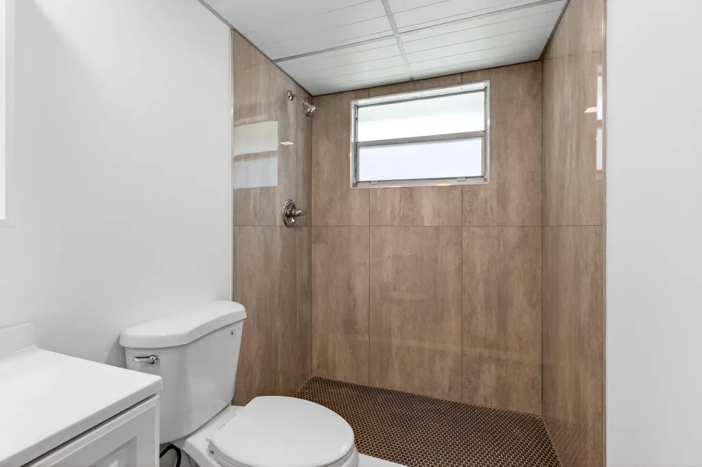 221 Waterford Delray Beach FL 33446