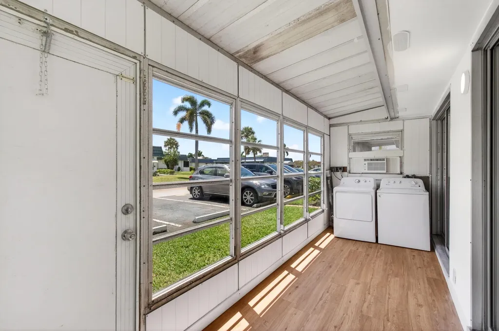 221 Waterford Delray Beach FL 33446