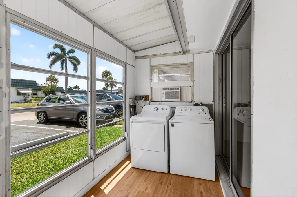 221 Waterford Delray Beach FL 33446