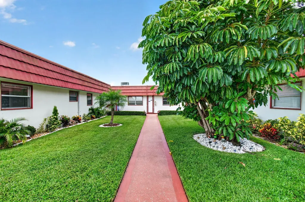 221 Waterford Delray Beach FL 33446