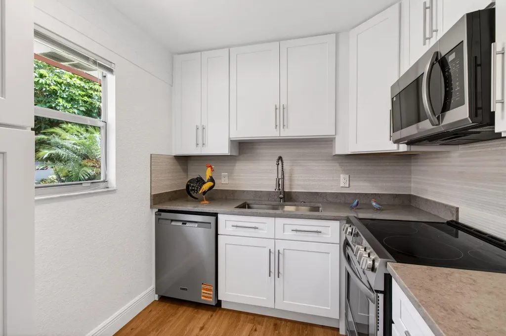 221 Waterford Delray Beach FL 33446