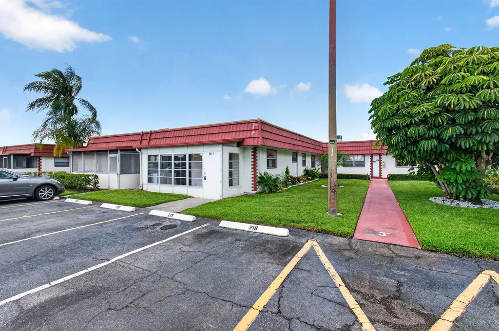 221 Waterford Delray Beach FL 33446