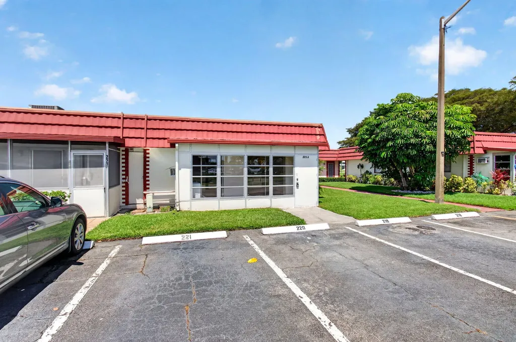 221 Waterford Delray Beach FL 33446