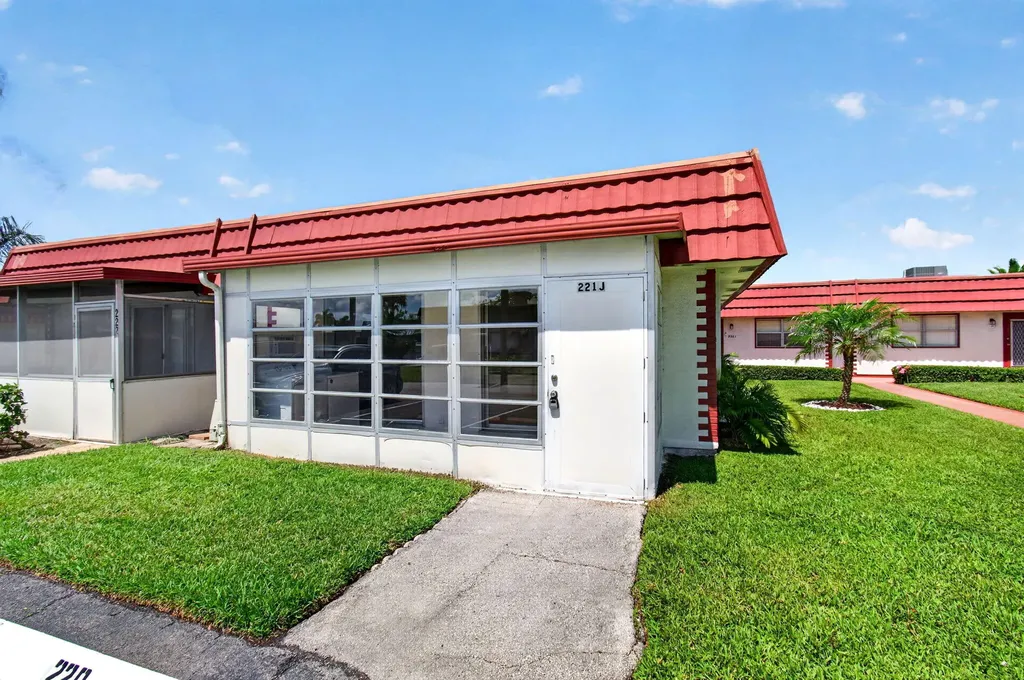 221 Waterford Delray Beach FL 33446