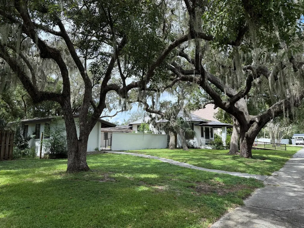 18 E Pleasant Street Avon Park FL