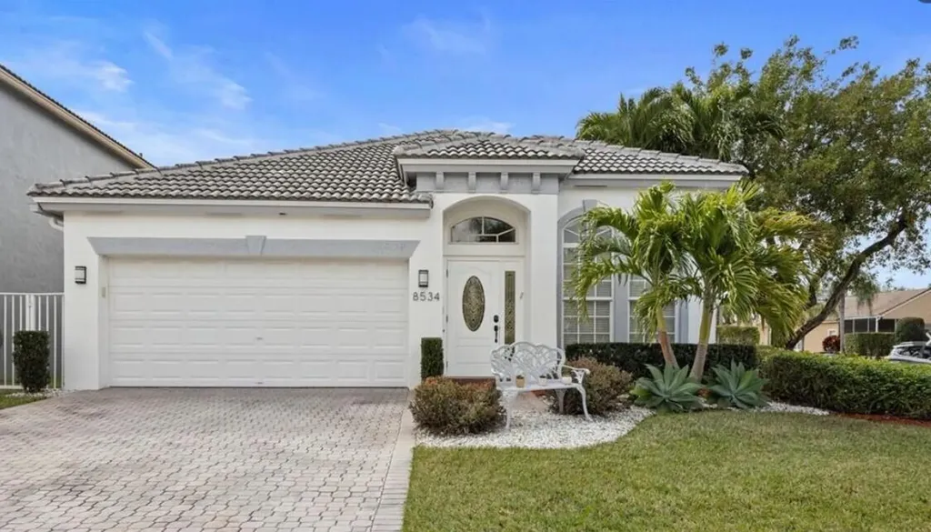 8534 Vía D Oro Boca Raton FL 33433