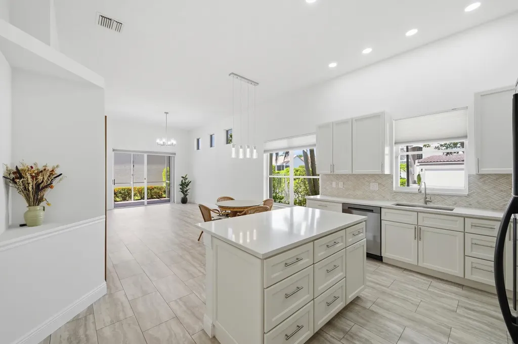 8534 Vía D Oro Boca Raton FL 33433