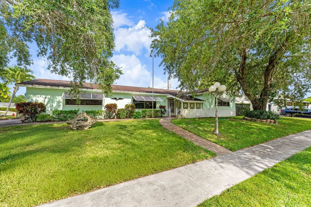 2118 W Palma Circle West Palm Beach FL 33415