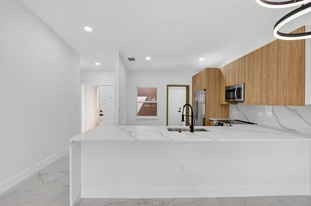 8282 Springlake Drive Boca Raton FL 33496