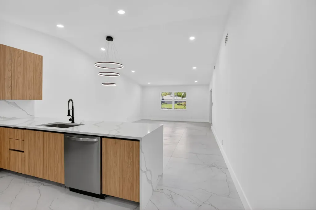 8282 Springlake Drive Boca Raton FL 33496