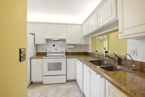 3146 Via Poinciana Greenacres FL 33467