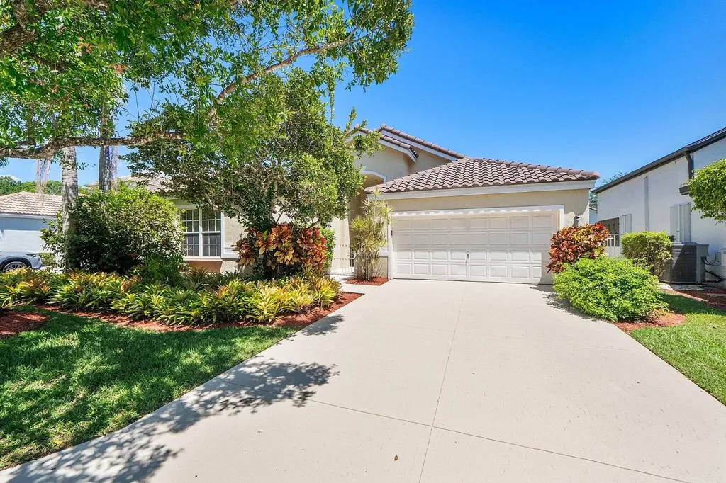 2016 Island Circle Weston FL 33326