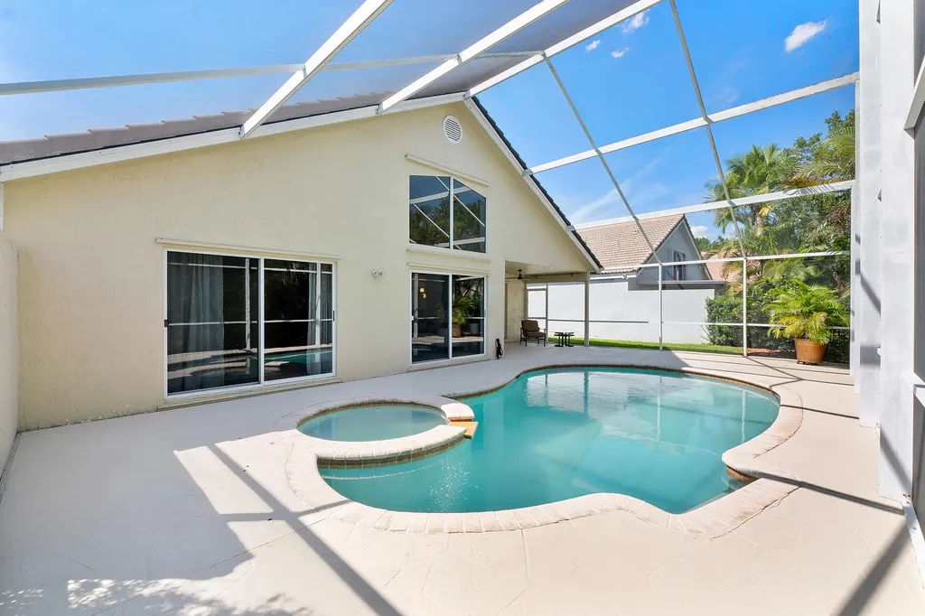 2016 Island Circle Weston FL 33326