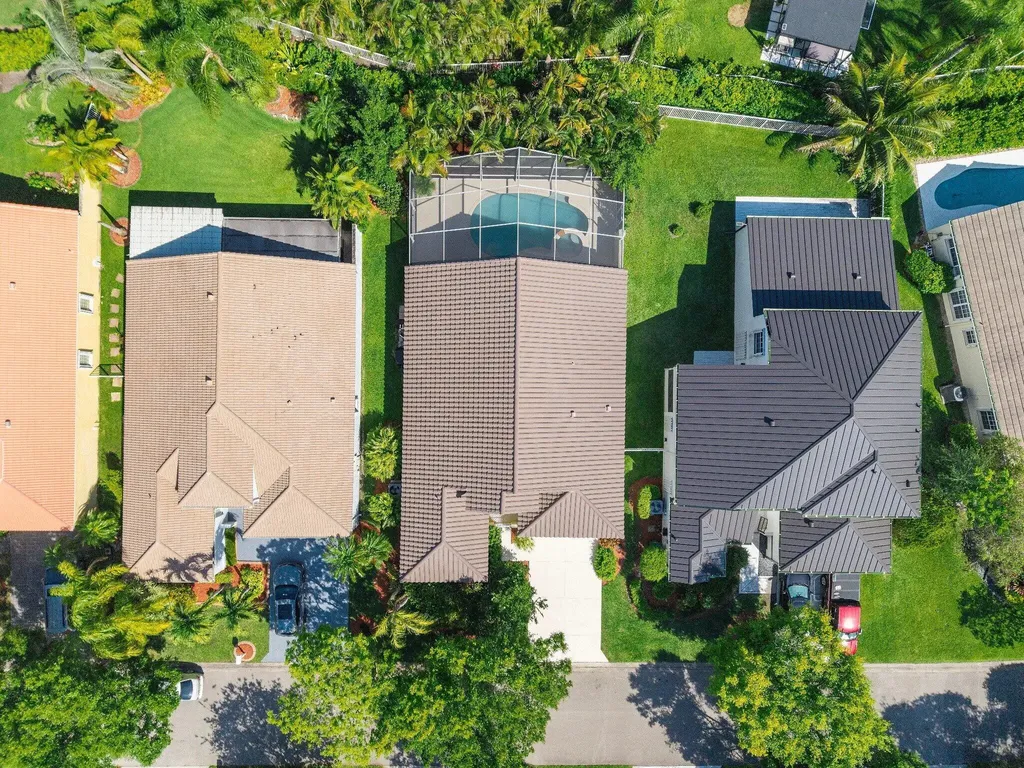 2016 Island Circle Weston FL 33326