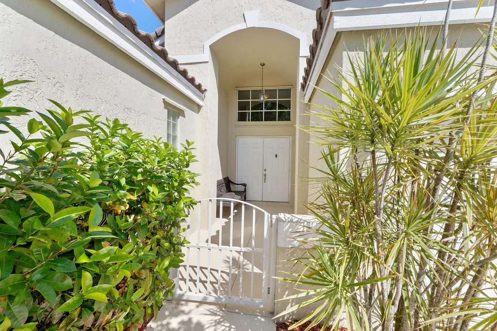 2016 Island Circle Weston FL 33326