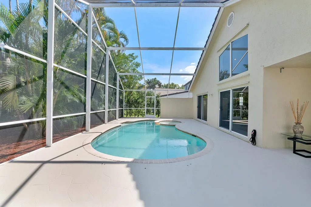 2016 Island Circle Weston FL 33326