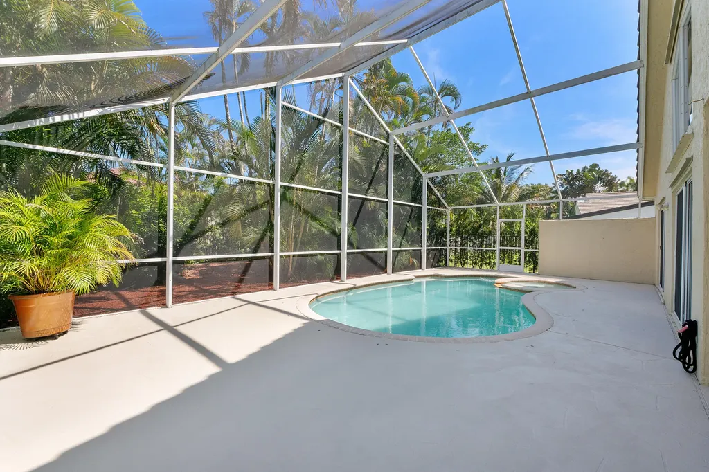 2016 Island Circle Weston FL 33326