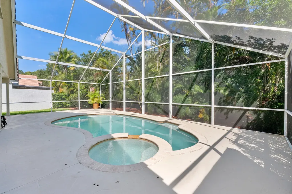 2016 Island Circle Weston FL 33326