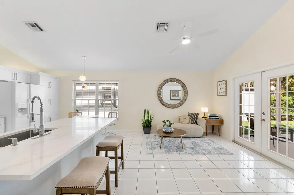 2016 Island Circle Weston FL 33326