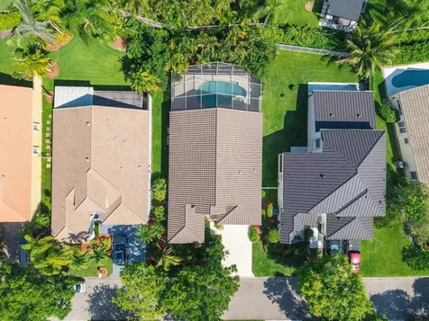 2016 Island Circle Weston FL 33326