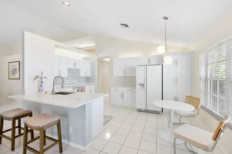 2016 Island Circle Weston FL 33326