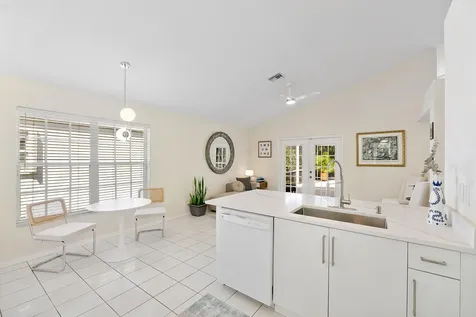 2016 Island Circle Weston FL 33326