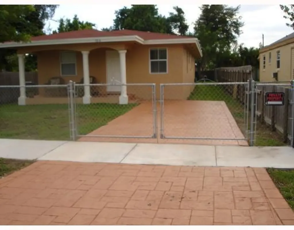 5816 Lincoln Street Hollywood FL 33021
