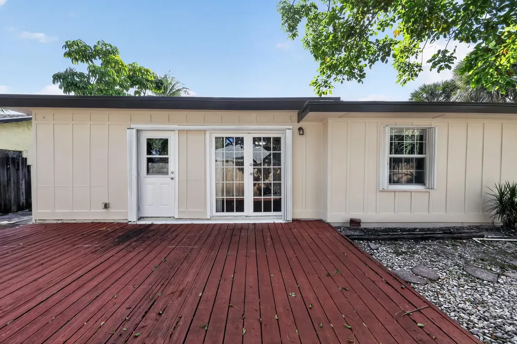 748 Place Chateau Delray Beach FL 33445