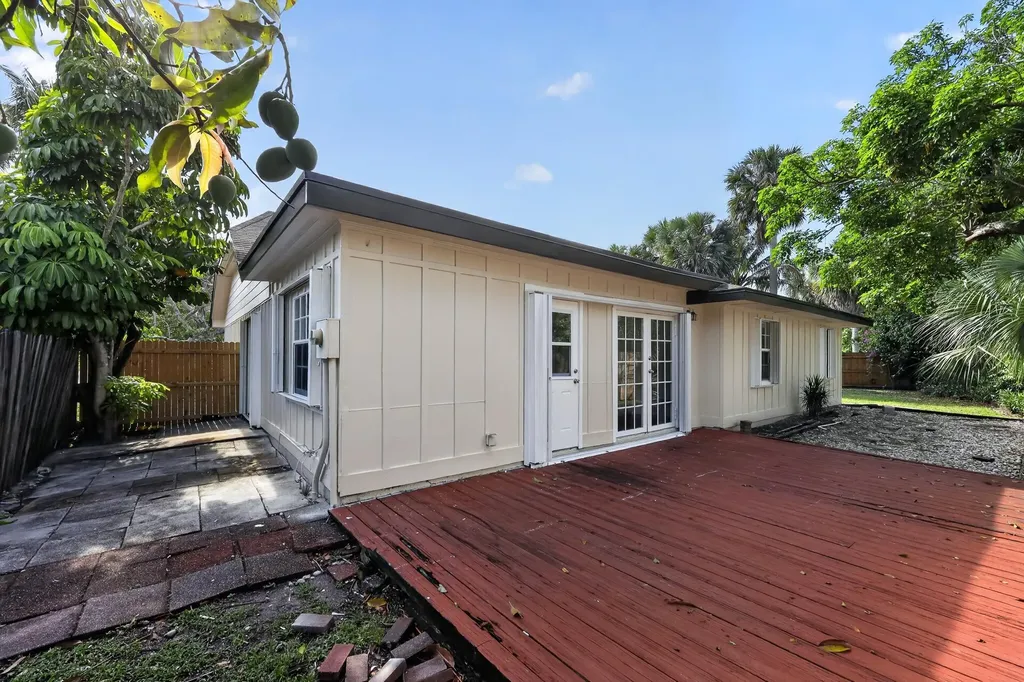 748 Place Chateau Delray Beach FL 33445