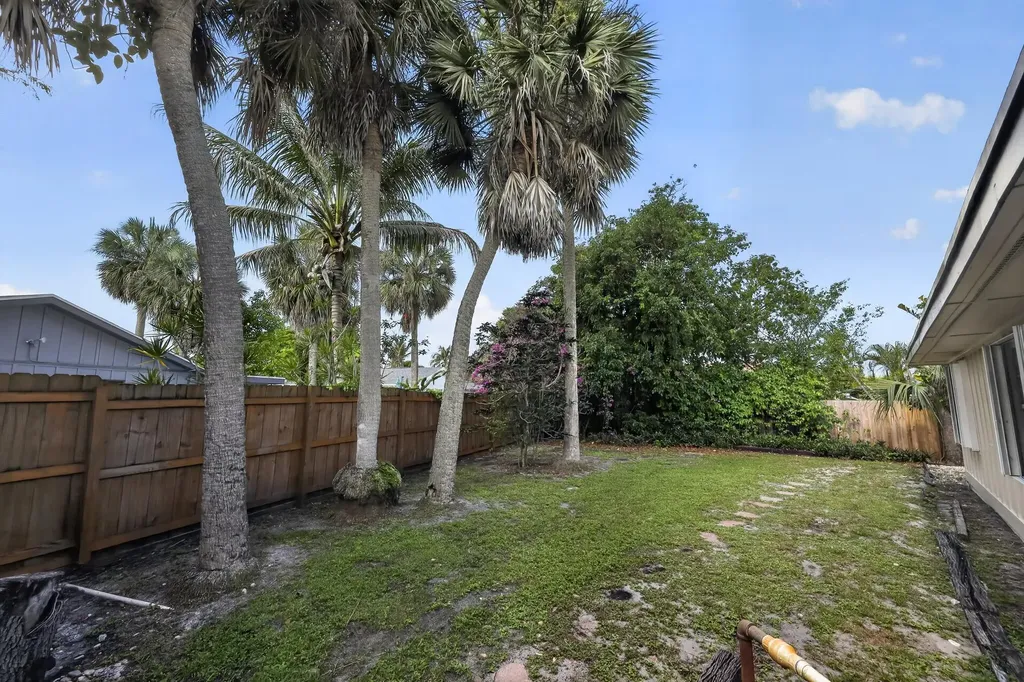 748 Place Chateau Delray Beach FL 33445