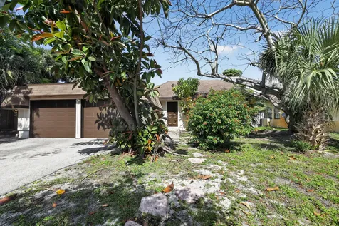 748 Place Chateau Delray Beach FL 33445