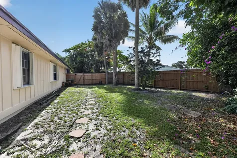 748 Place Chateau Delray Beach FL 33445