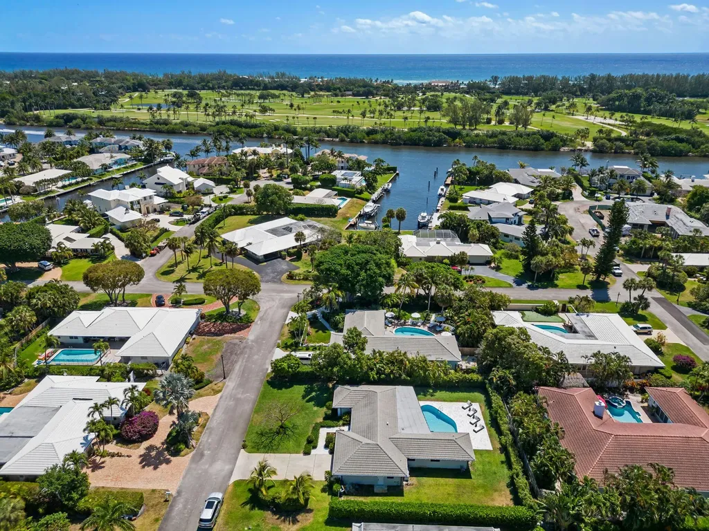 820 Canary Walk Delray Beach FL 33483